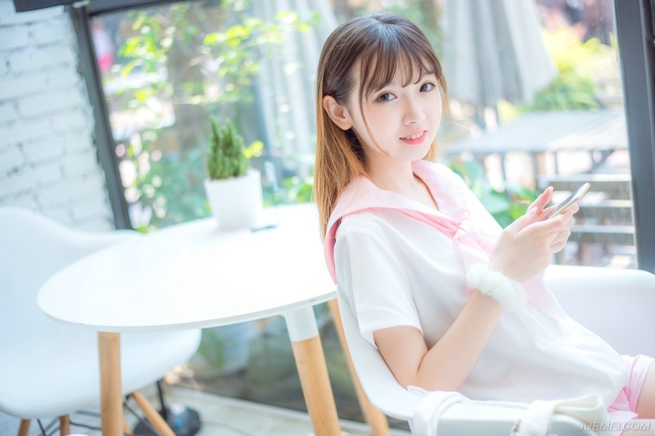 “哦？”马谡闻言诧异的看向诸葛亮：“不是庞统？”